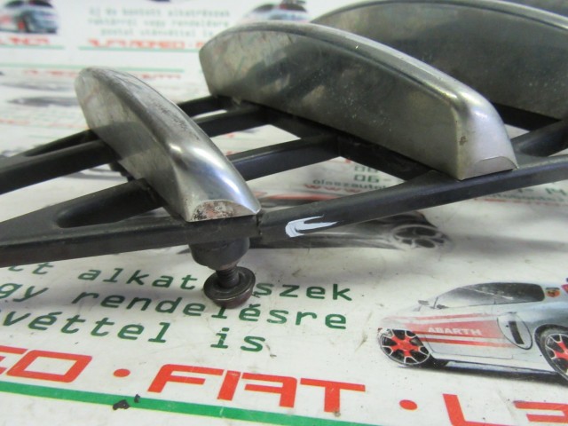 Alfa Romeo 147 46556597 számú díszrács a képen látható sérüléssel