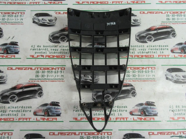 Alfa Romeo 147 46556597 számú díszrács a képen látható sérüléssel