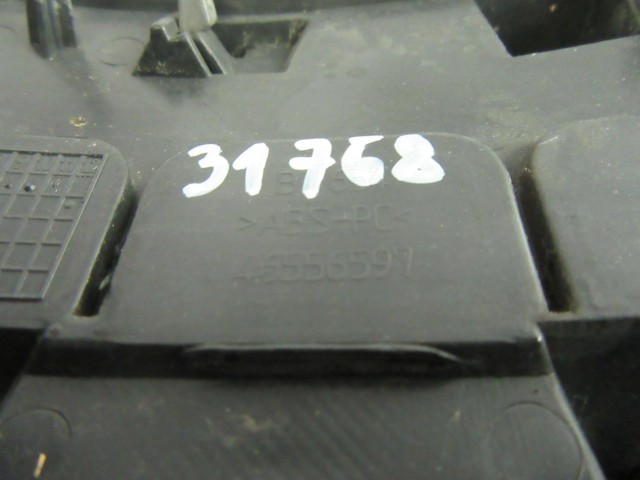 Alfa Romeo 147 46556597 számú díszrács a képen látható sérüléssel