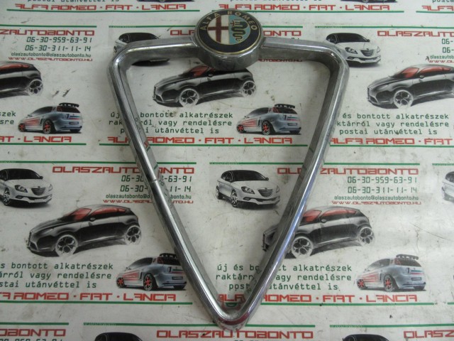 Alfa Romeo Giulietta 156088058 számú díszrács a képen látható sérüléssel