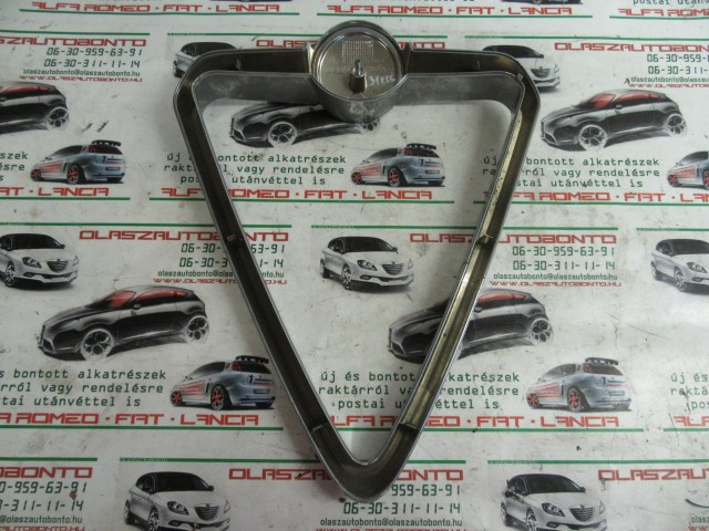 Alfa Romeo Giulietta 156088058 számú díszrács a képen látható sérüléssel