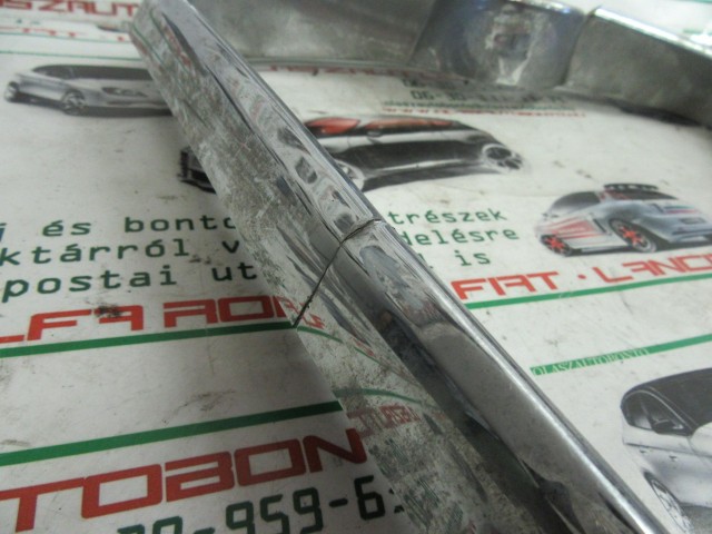 Alfa Romeo Giulietta 156088058 számú díszrács a képen látható sérüléssel