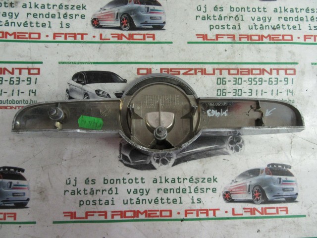 Alfa Romeo 159 60690396 számú, első embléma tartó a képen látható sérüléssel
