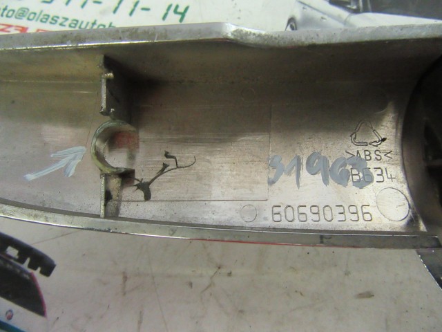 Alfa Romeo 159 60690396 számú, első embléma tartó a képen látható sérüléssel