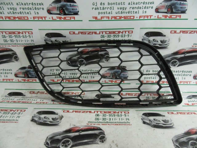 Alfa Romeo Giulietta 156085891 számú, jobb első díszrács a képen látható sérüléssel