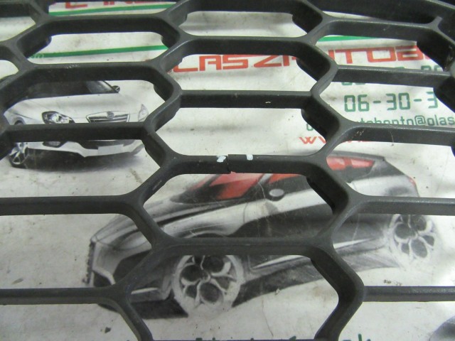 Alfa Romeo Giulietta 156085891 számú, jobb első díszrács a képen látható sérüléssel