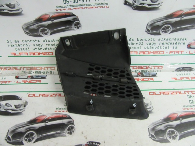 Alfa Romeo 156 FL bal első díszrács a képen látható sérüléssel