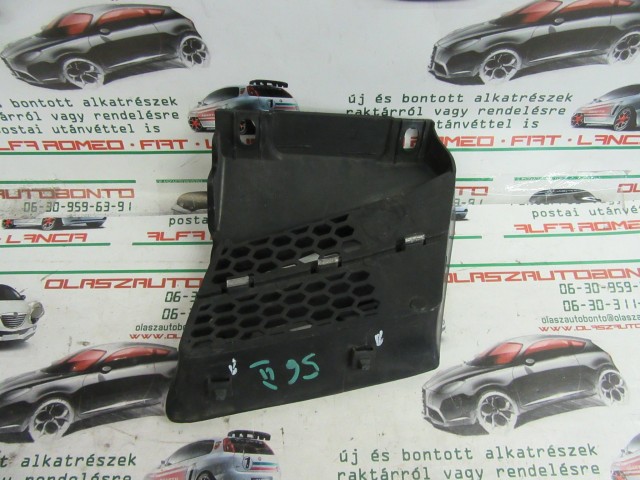 Alfa Romeo 156 FL jobb első díszrács a képen látható sérüléssel