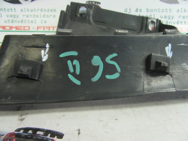 Alfa Romeo 156 FL jobb első díszrács a képen látható sérüléssel