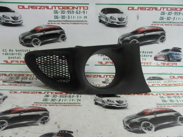 Alfa Romeo 156  60623650 számú, jobb első ködlámpa keret a képen látható sérüléssel