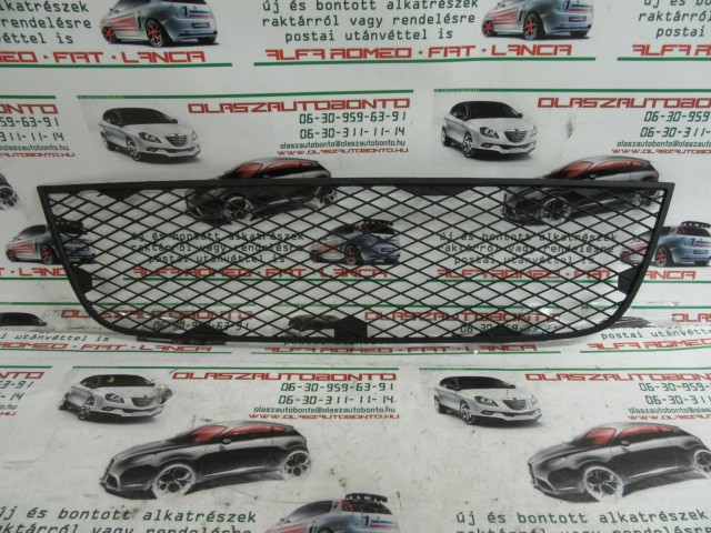 Fiat Doblo II. 901030223058 számú, első díszrács a képen látható sérüléssel