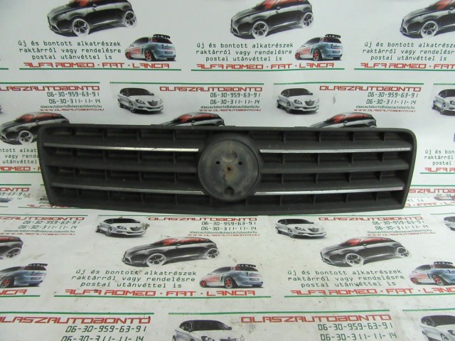 Fiat Punto III. 46849441 számú, első díszrács a képen látható sérüléssel