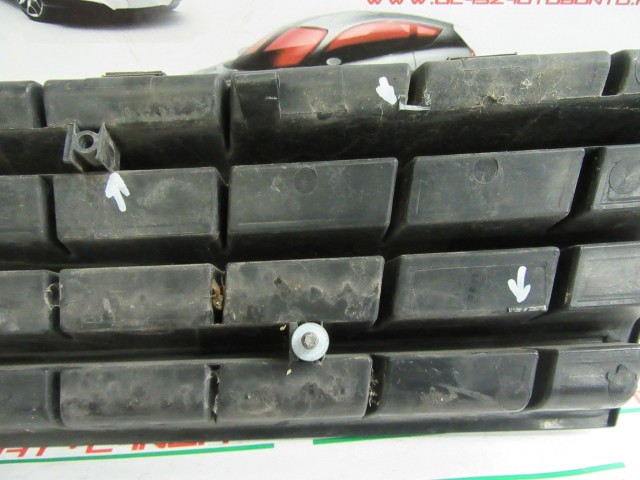 Fiat Punto III. 46849441 számú, első díszrács a képen látható sérüléssel