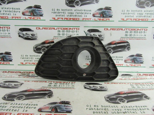 Alfa Romeo Giulietta 156085907 számú, jobb első ködlámpa keret a képen látható sérüléssel