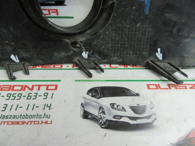 Alfa Romeo Giulietta 156085907 számú, jobb első ködlámpa keret a képen látható sérüléssel