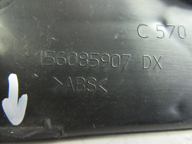 Alfa Romeo Giulietta 156085907 számú, jobb első ködlámpa keret a képen látható sérüléssel