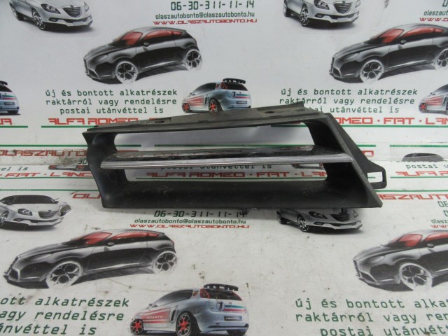 Alfa Romeo 156 156017391 számú, jobb első díszrács a képen látható sérüléssel