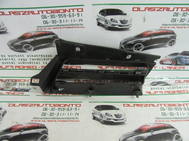 Alfa Romeo 156 156017391 számú, jobb első díszrács a képen látható sérüléssel