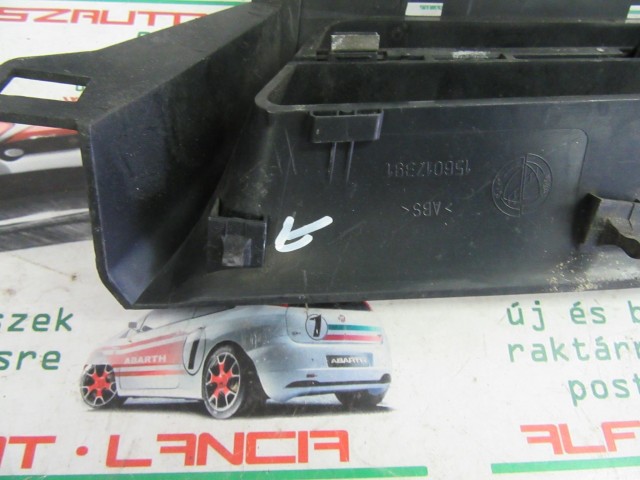 Alfa Romeo 156 156017391 számú, jobb első díszrács a képen látható sérüléssel