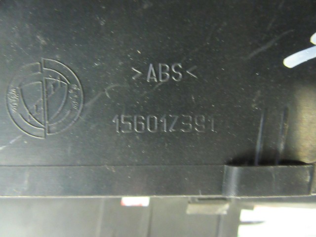 Alfa Romeo 156 156017391 számú, jobb első díszrács a képen látható sérüléssel