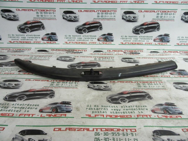 32350 Alfa Romeo 147 2000-2005 jobb első fényszóró mosó helyes, lökhárító díszcsík a képen látható sérüléssel