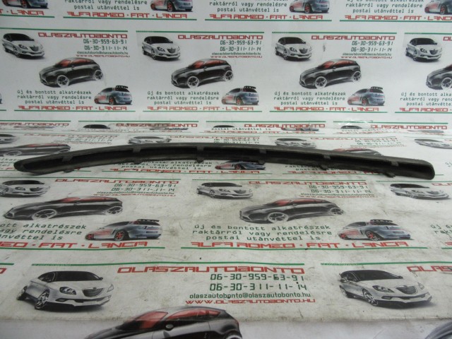 Alfa Romeo 147 46559916 számú, bal első lökhárító díszcsík a képen látható sérüléssel