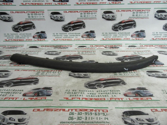 Alfa Romeo 147 46559916 számú, bal első lökhárító díszcsík a képen látható sérüléssel