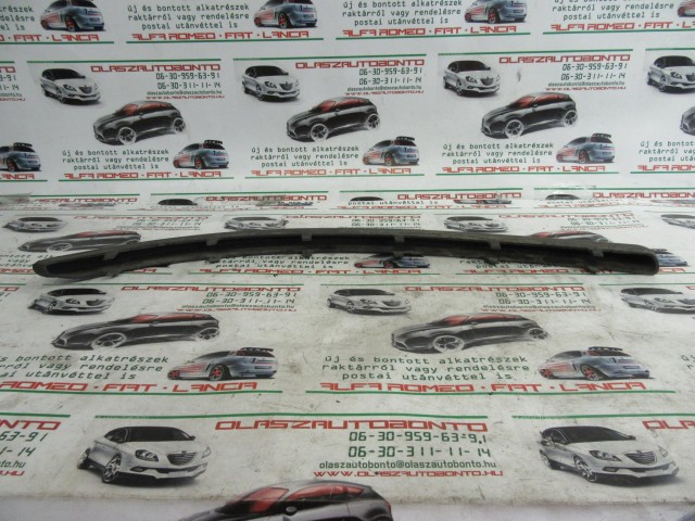 Alfa Romeo 147 46559916 számú, bal első lökhárító díszcsík a képen látható sérüléssel