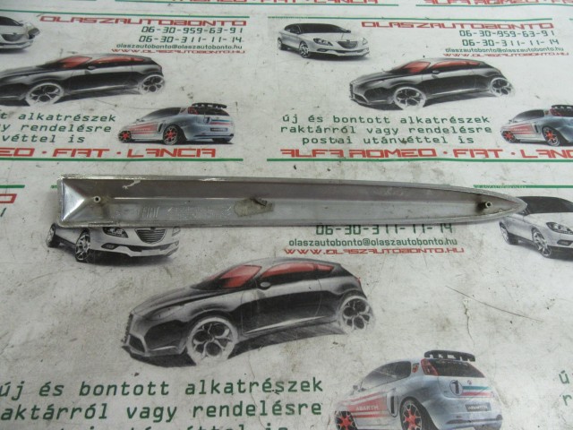 Fiat 500 735425616 számú, bal első díszcsík