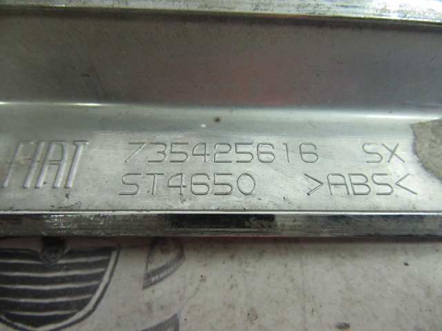 Fiat 500 735425616 számú, bal első díszcsík