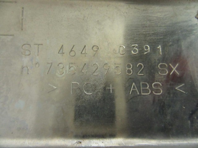 Fiat 500 735429582 számú, bal első lökhárító díszcsík a képen látható sérüléssel