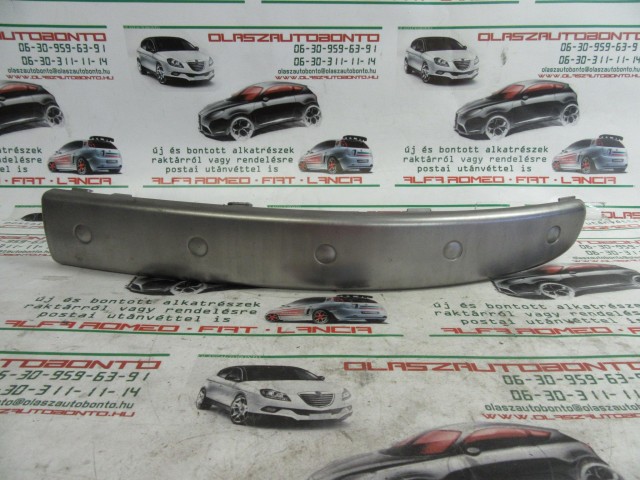 Fiat 500 735480644 számú, bal első lökhárító díszcsík a képen látható sérüléssel