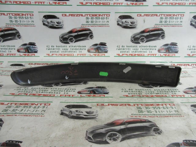 Fiat 500 735480644 számú, bal első lökhárító díszcsík a képen látható sérüléssel