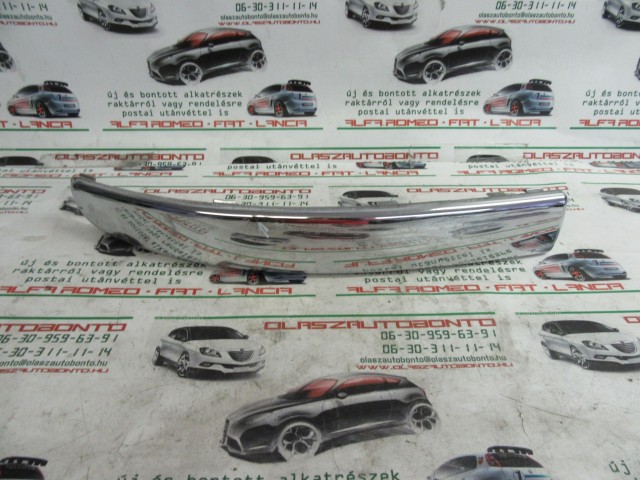 Fiat 500 735429581 számú , jobb első lökhárító díszcsík a képen látható sérüléssel