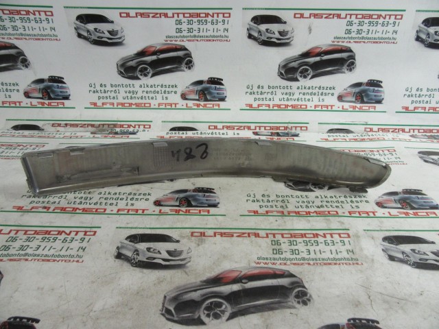 Fiat 500 735429581 számú , jobb első lökhárító díszcsík a képen látható sérüléssel