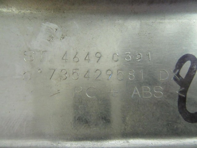 Fiat 500 735429581 számú , jobb első lökhárító díszcsík a képen látható sérüléssel