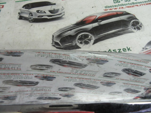 Fiat 500 735429581 számú , jobb első lökhárító díszcsík a képen látható sérüléssel