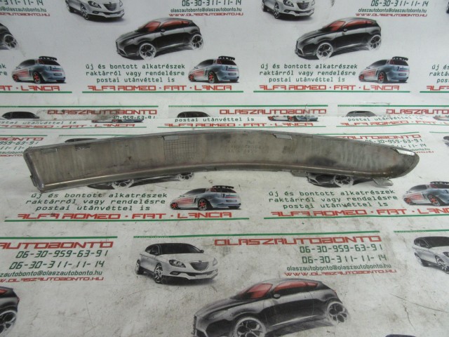 Fiat 500 735429581 számú , jobb első lökhárító díszcsík a képen látható sérüléssel