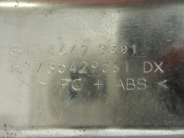 Fiat 500 735429581 számú , jobb első lökhárító díszcsík a képen látható sérüléssel