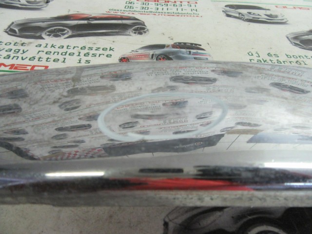 Fiat 500 735429581 számú , jobb első lökhárító díszcsík a képen látható sérüléssel