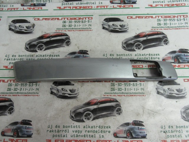 32438 Fiat Stilo 3 ajtós, jobb első díszcsík a képen látható sérüléssel 1821920031