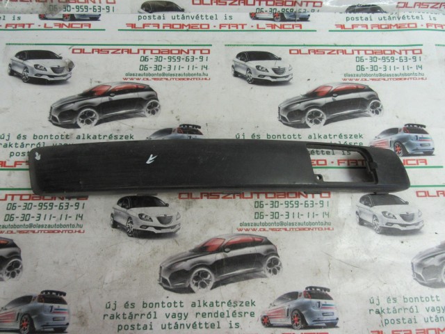 32443 Fiat Stilo 3 ajtós, jobb első díszcsík a képen látható sérüléssel 1821920031