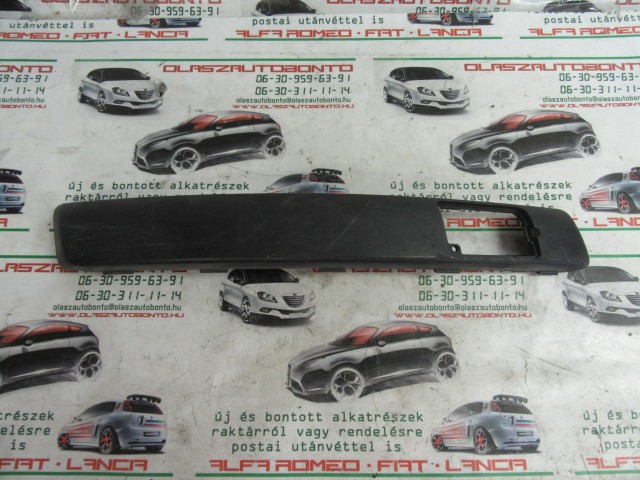 32445 Fiat Stilo 3 ajtós, jobb első díszcsík a képen látható sérüléssel 1821920031