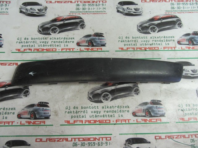 Fiat Stilo 3 ajtós, 1821920041 számú, bal első díszcsík a képen látható sérüléssel