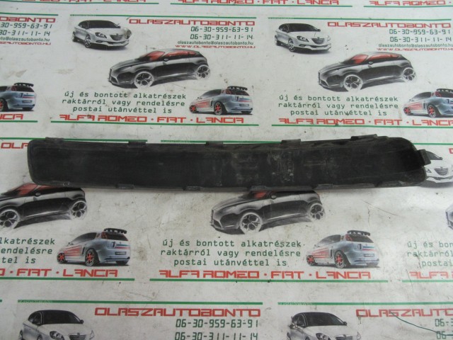 Fiat Stilo 3 ajtós, 1821920041 számú, bal első díszcsík a képen látható sérüléssel
