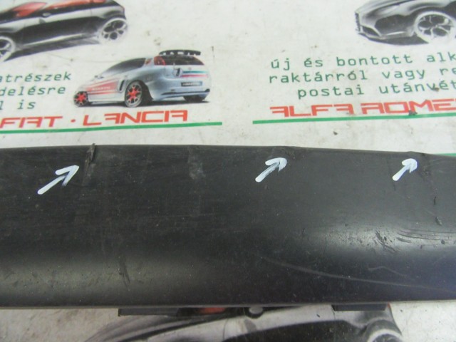 Fiat Stilo 3 ajtós, 1821920041 számú, bal első díszcsík a képen látható sérüléssel