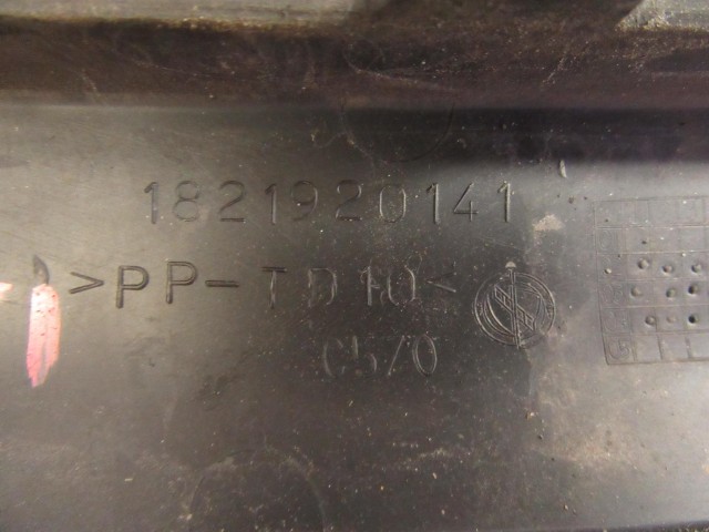 Fiat Stilo 5 ajtós, 1821920141 számú, bal első díszcsík a képen látható sérüléssel