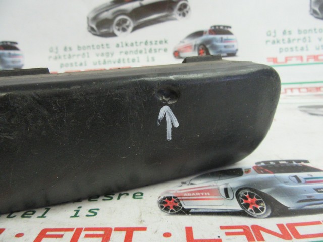 Fiat Stilo 5 ajtós, 1821920141 számú, bal első díszcsík a képen látható sérüléssel