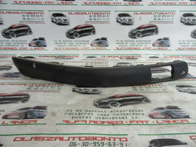 Fiat Stilo 5 ajtós, 1821920131 számú, jobb első díszcsík a képen látható sérüléssel
