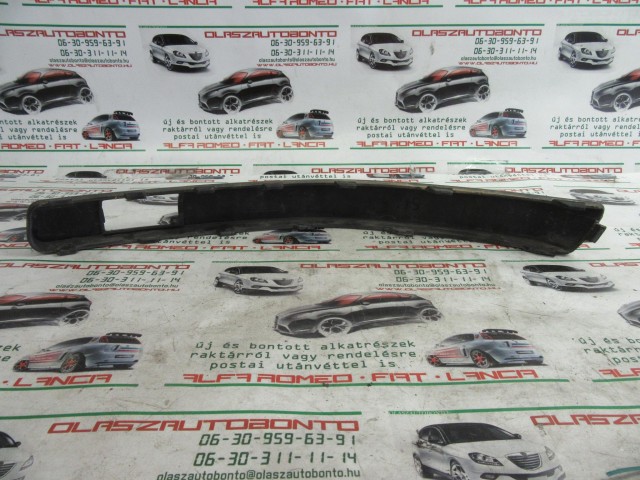Fiat Stilo 5 ajtós, 1821920131 számú, jobb első díszcsík a képen látható sérüléssel